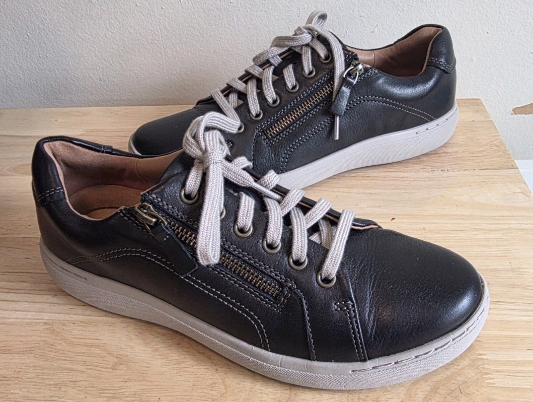 Clarks Womens 9M Artisan Nalle Lace Up Black Nubuck Sneakers Side Zip Comfort
