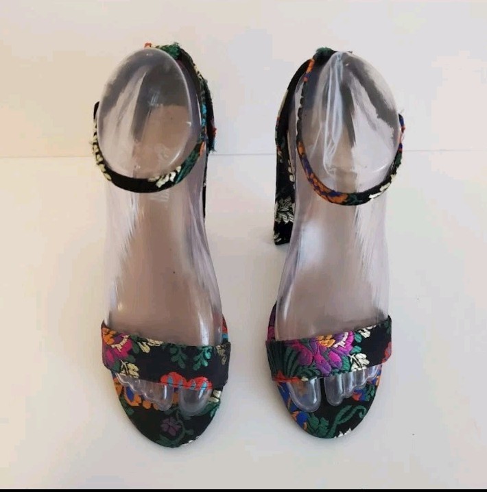 Trash Sz 5 Black Multicolor Floral Embroidery Open Toe Sandals Chunky Heel Party