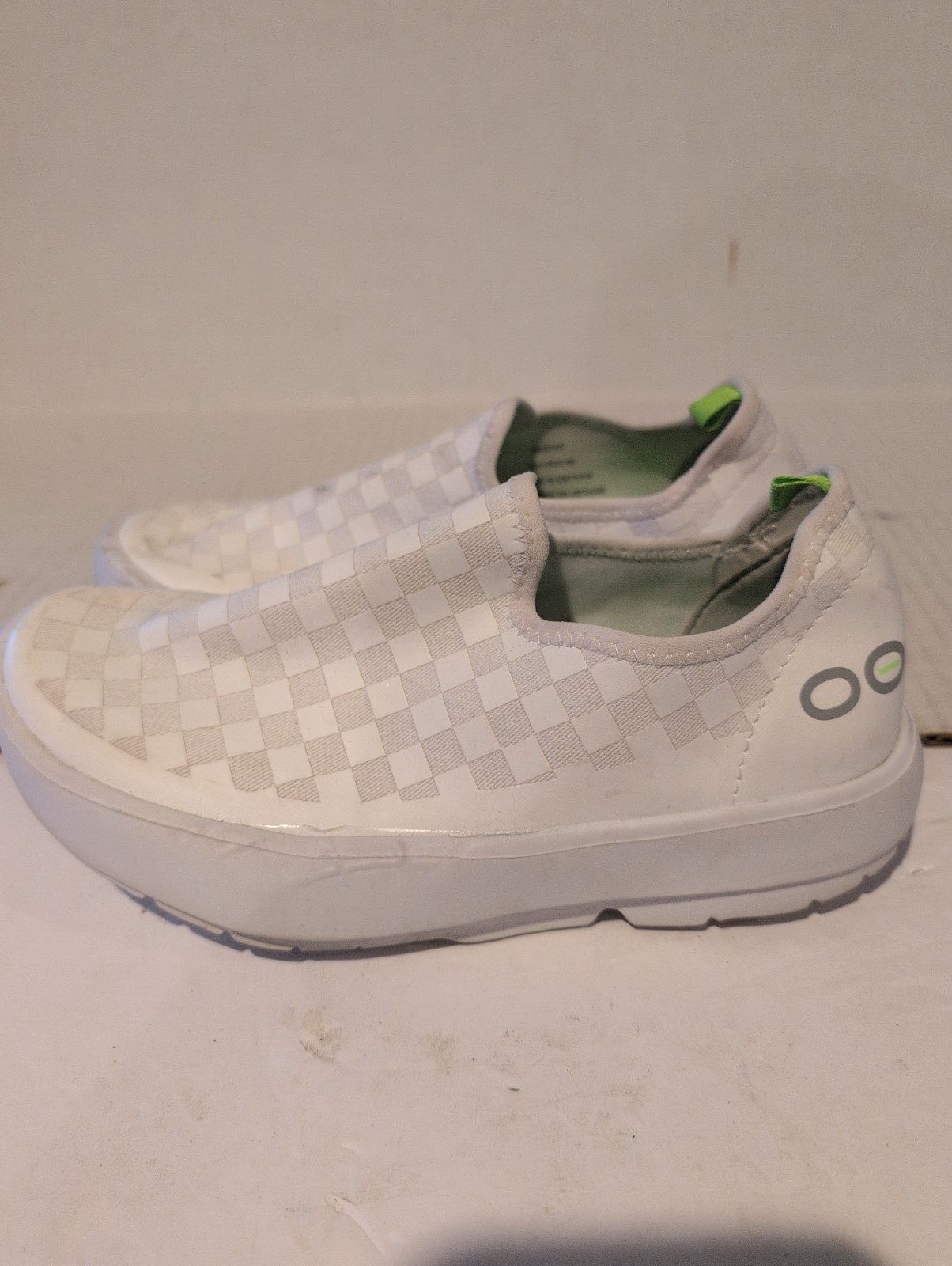OOFOS OOmg eeZee Low White Checker Comfort Slip On Recovery Shoes Women’s US 6