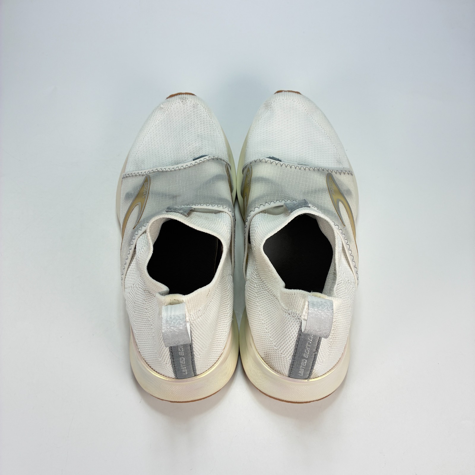 Brooks Levitate 4 LE White Silver Road Running Shoes 1203471B132 Womens Size 9.5