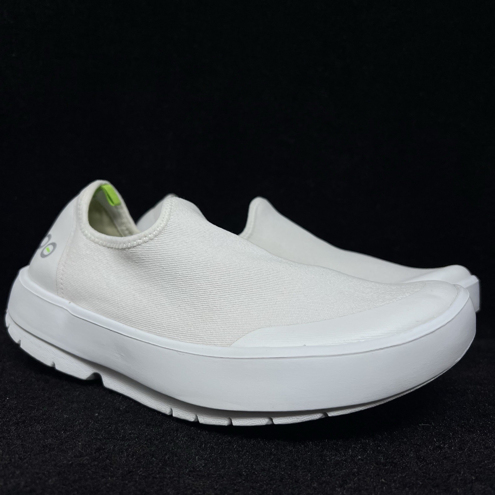 OOFOS OOmg eeZee Women’s Size 8.5 All White Casual Recovery Slip Ons.