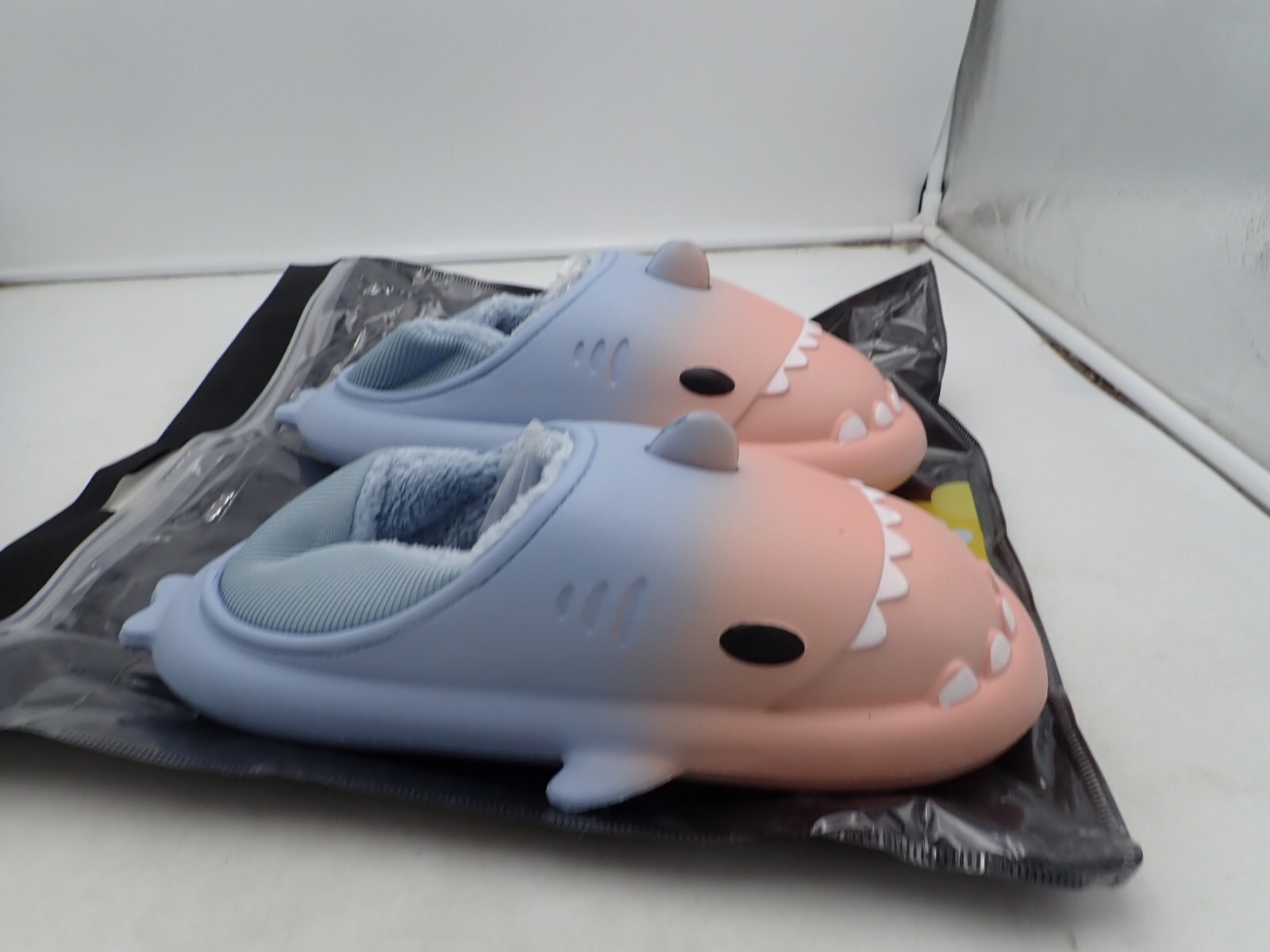 Caramella Bubble Cute Cartoon Shark Slippers Women size 10-11