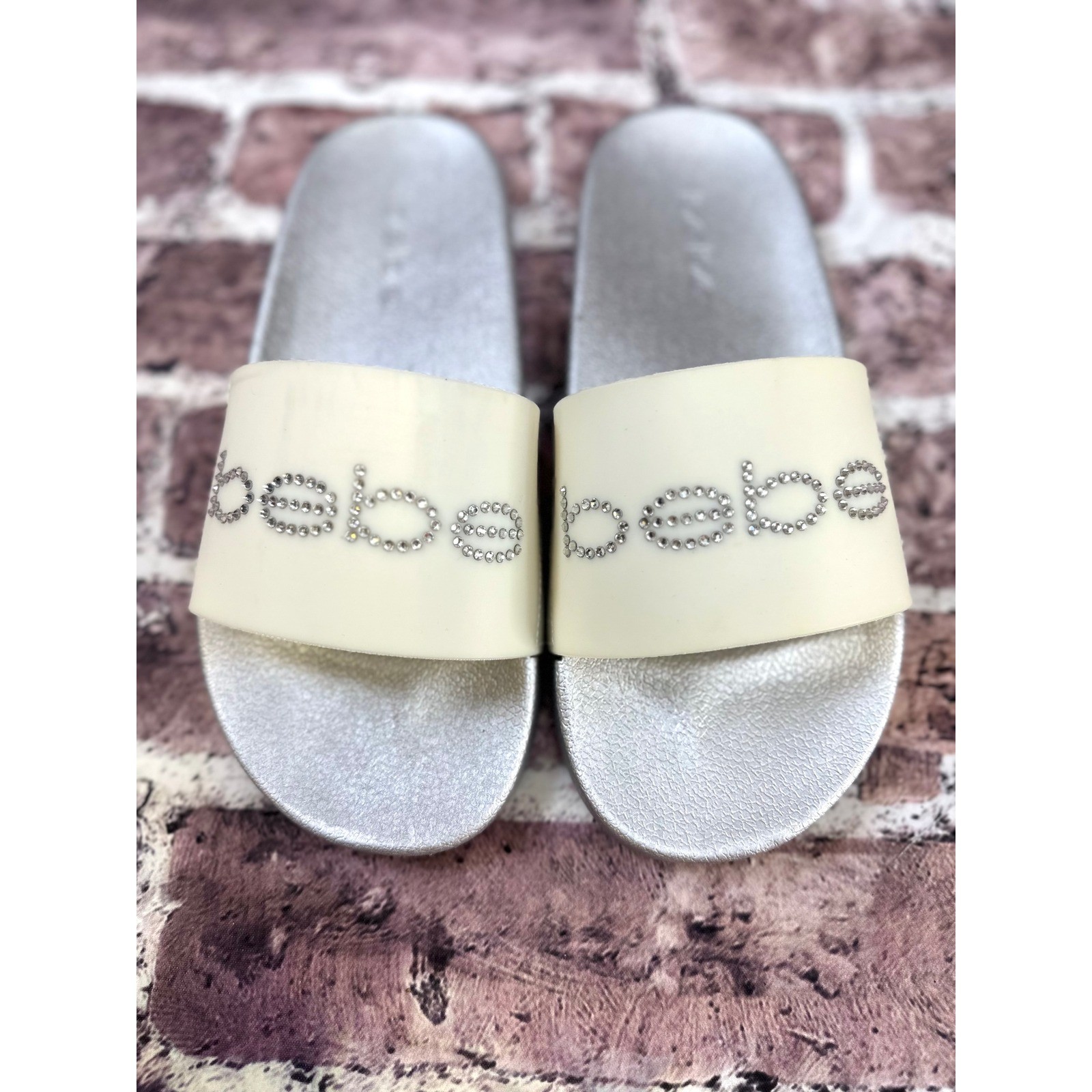 bebe Dahlia Silver Frost Rhinestone Logo Slide Sandals Womens 9 M Metallic Cream