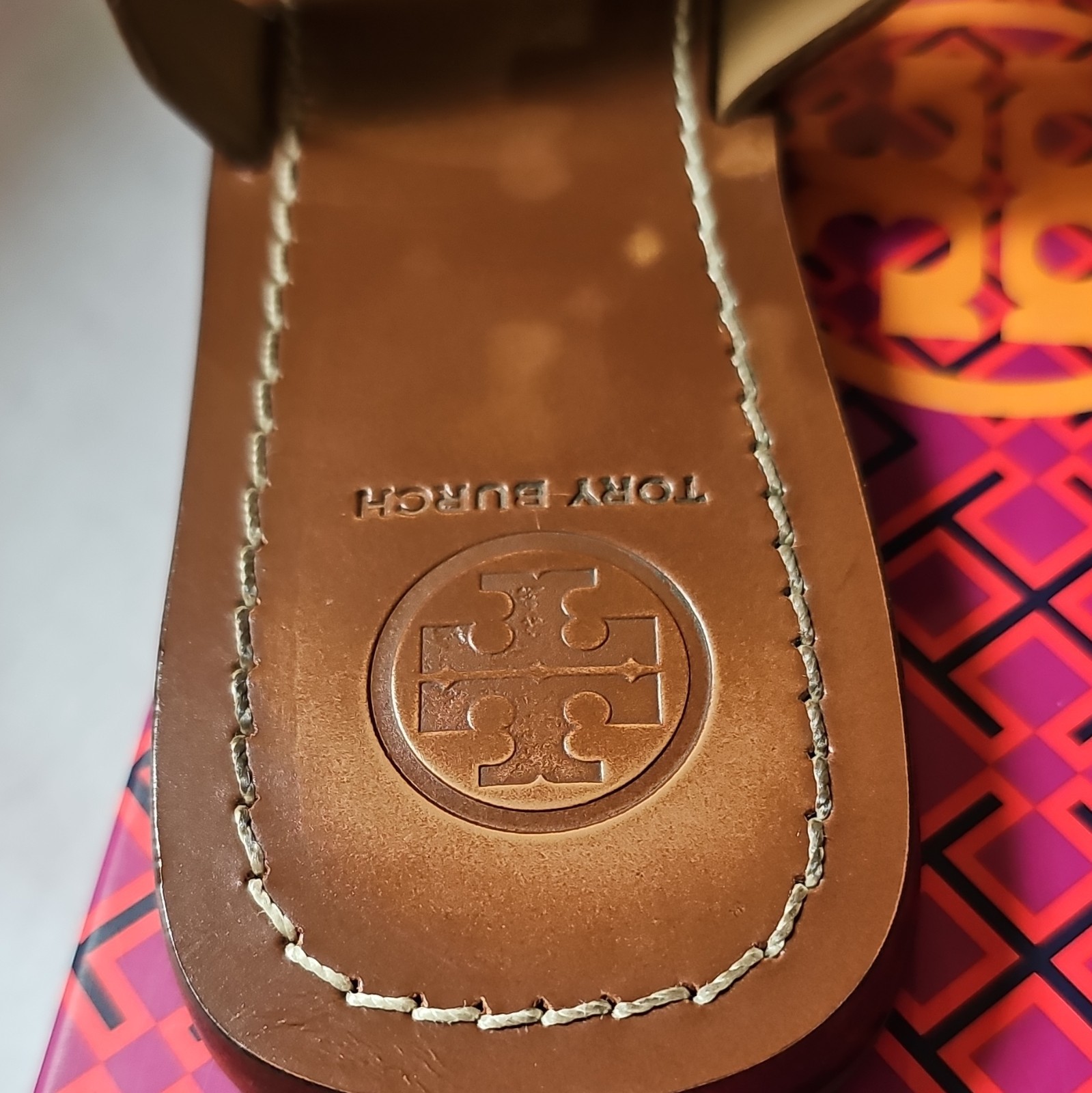 Tory Burch Flat Thong Sandals Tan Tumbled Leather Logo Strap Women US 7.5
