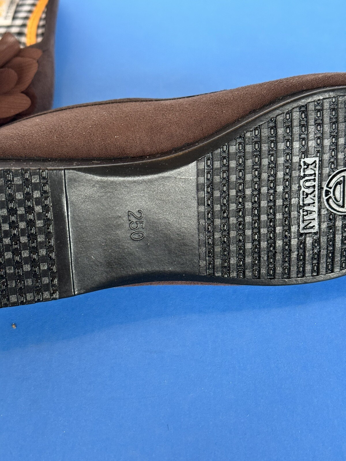XIUXIAN WOMEN’S BEAUTIFUL SLIP ONS / SIZE 250 OR SIZE 9 M / SUPER CLEAN AND NEW