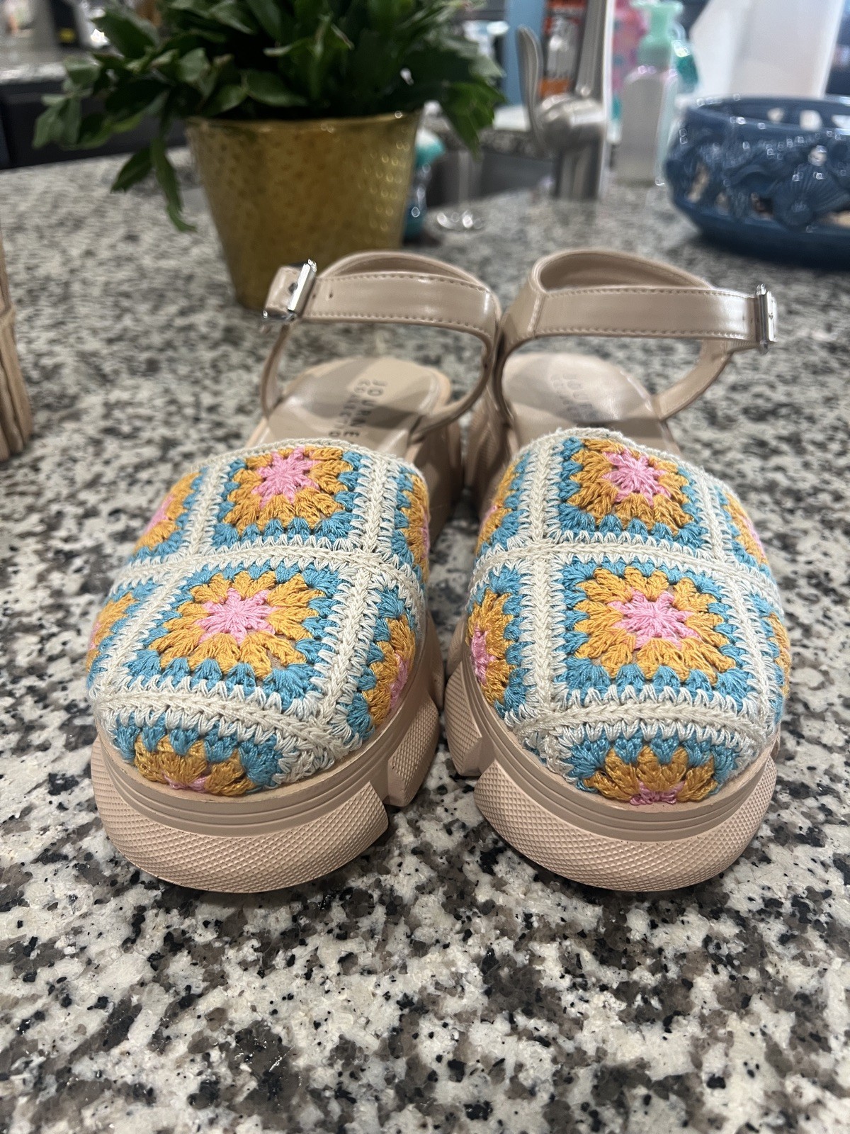EXCELLENT CONDITION Journee Collection Dorit Women’s Crochet Platform Sandals