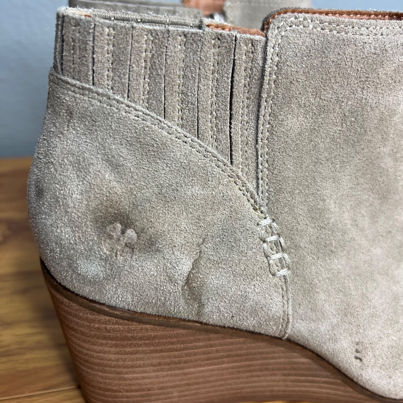 Lucky Brand Zorla Wedge Ankle Boot Size 10 Beige Suede Zip 3.25″ Heel NEW
