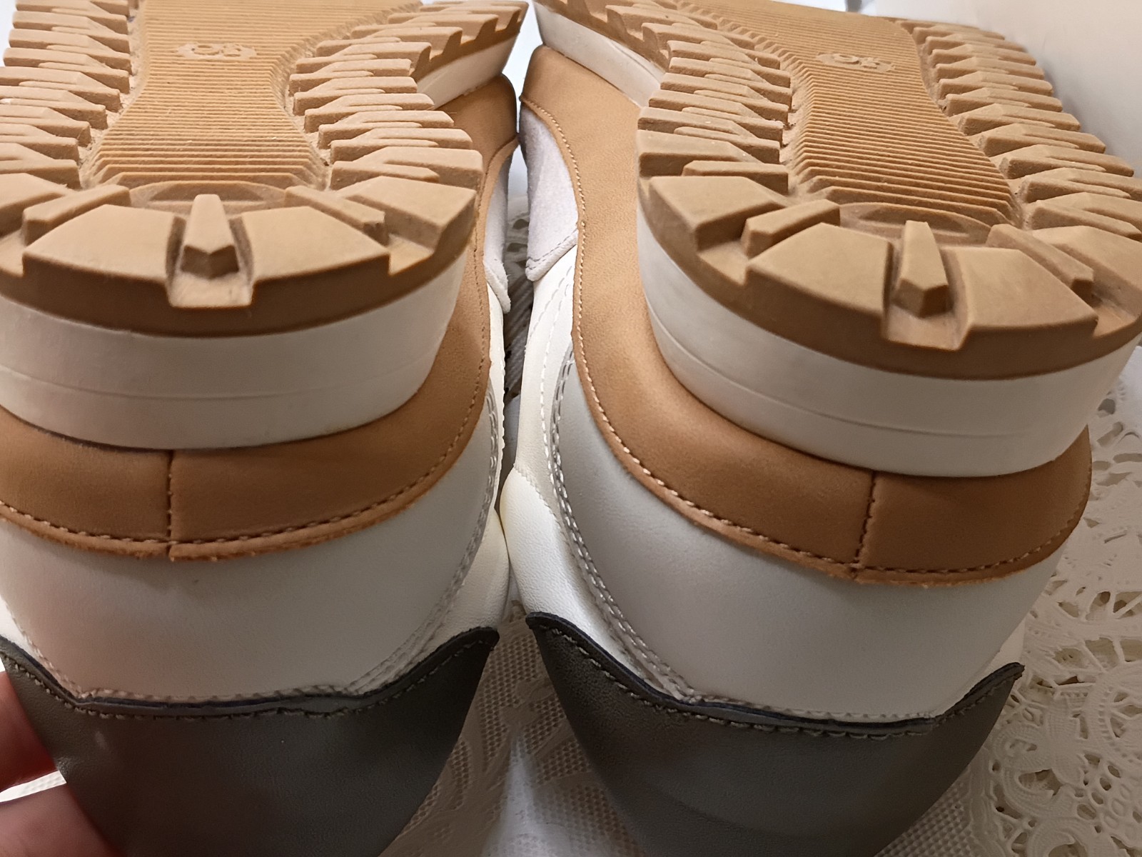 Universal Thread Women’s Size 9.5 Maria White / Gray /Brown Memory Foam Sneakers