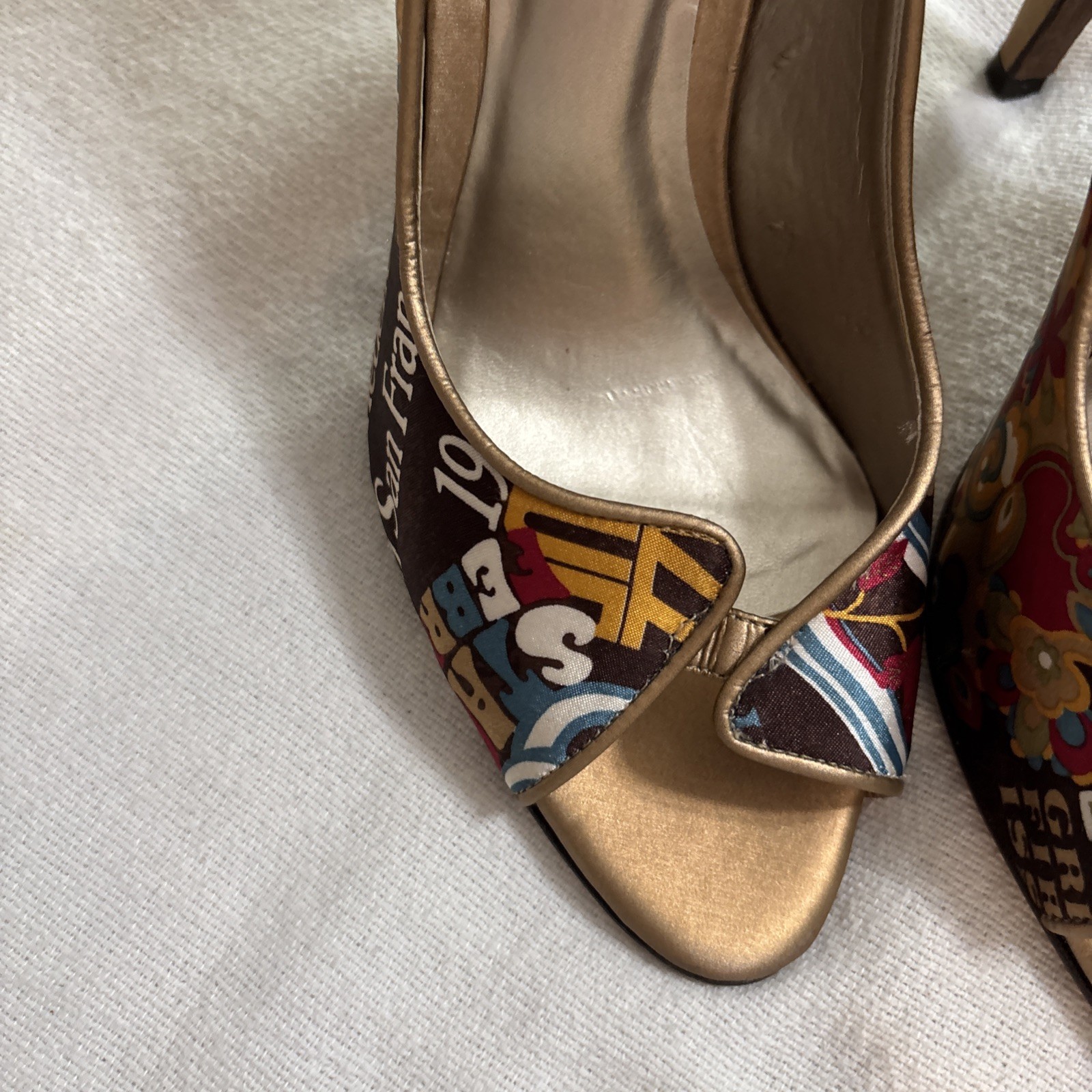 Carlos Santana Pounce Gold Graffiti Print Peep Toe Pumps Artsy Funky Retro 7.5