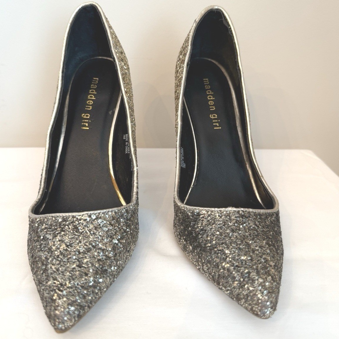 Madden Girl Gold Glitter Stilettos Shoes Sz 8 Med Width 4″ Gold Heel Good Cond