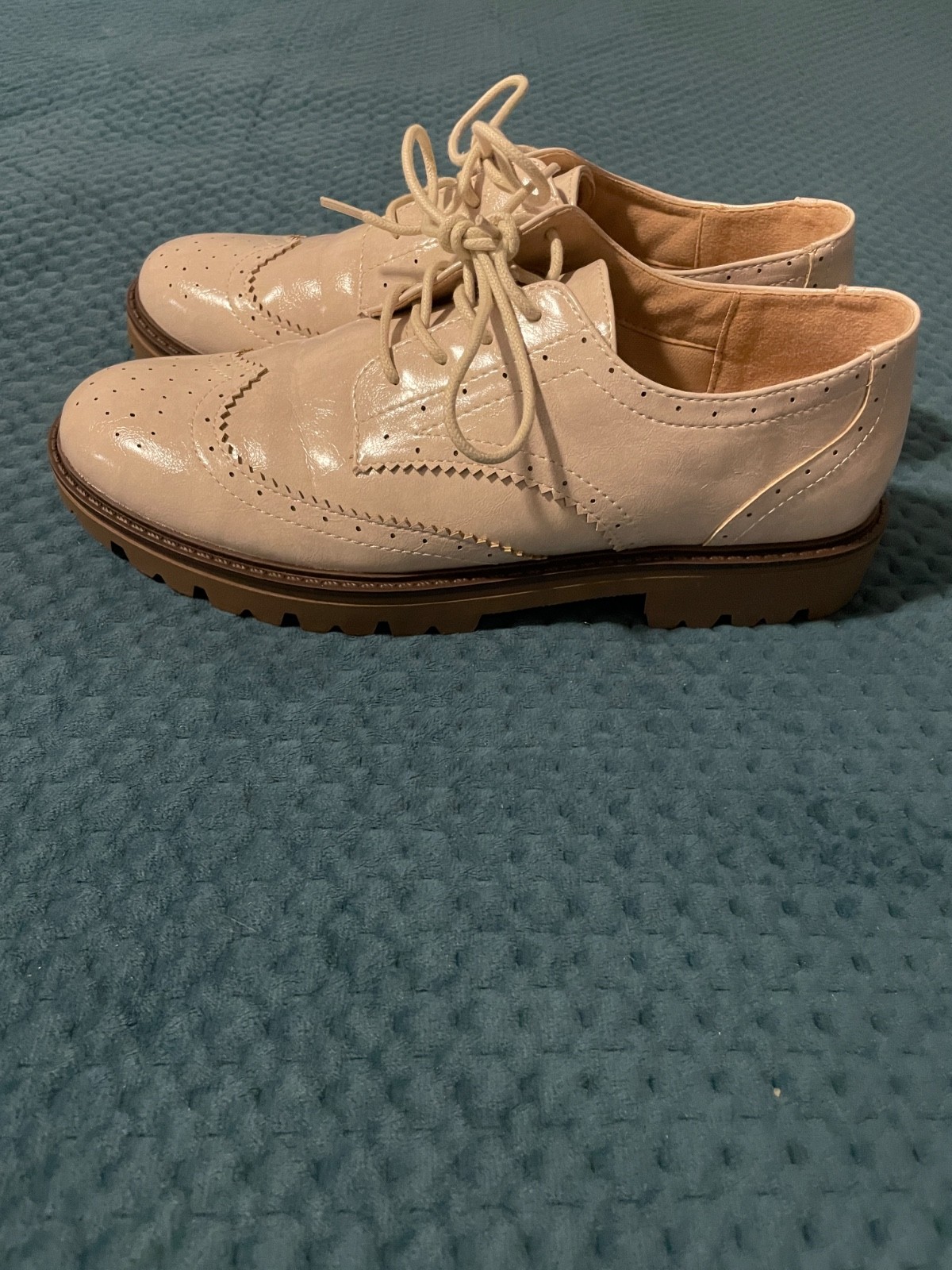 womens dressy / casual Oxford shoes, 9.5M, comfortable, off white