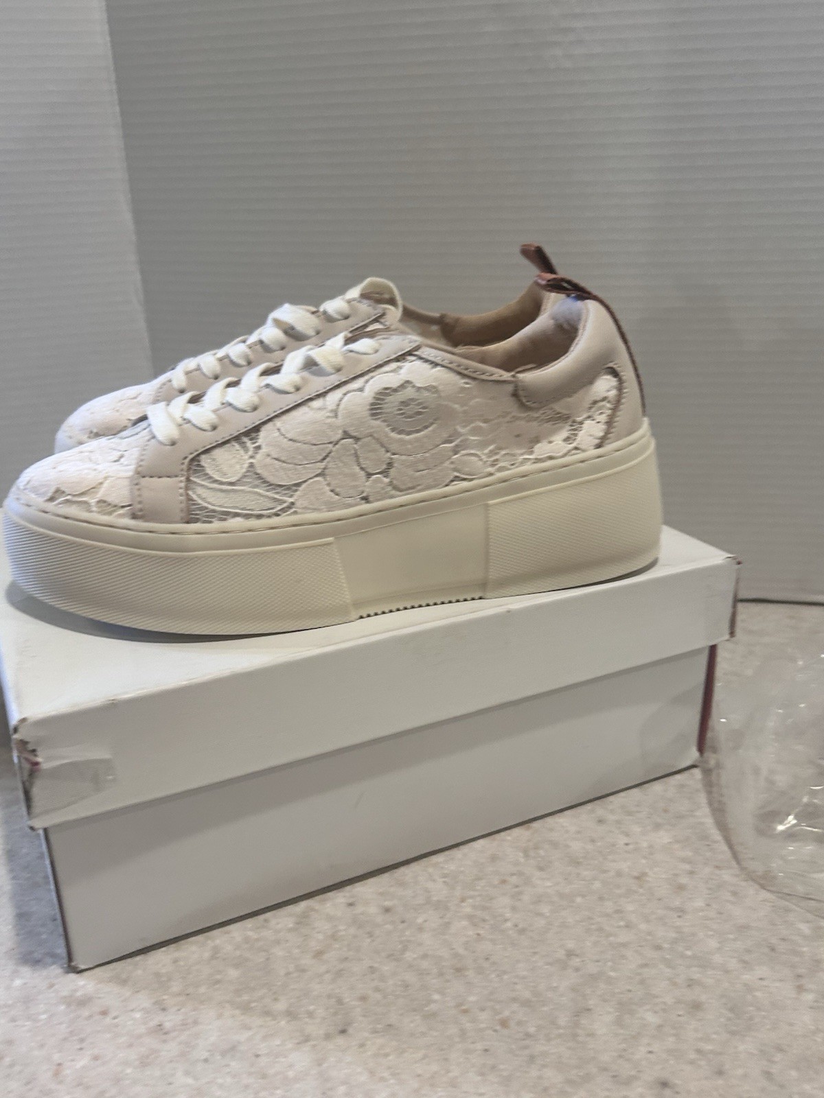 Women’s Designer Tennis Shoes Sz 9.5 Tan Platform Eyelet Lace 42 Gold Boho Hippy