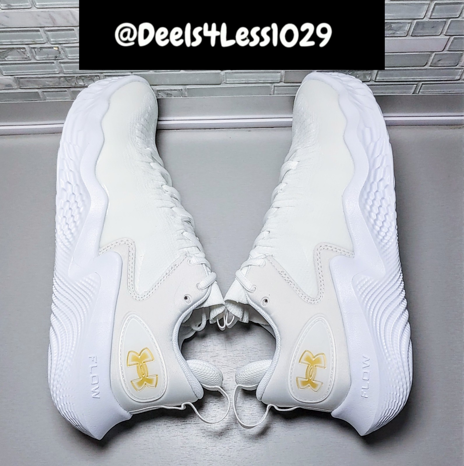 Under Armour Flow Ace Volleyball Womens Size 9.5 White Metallic Gold 3027084-100