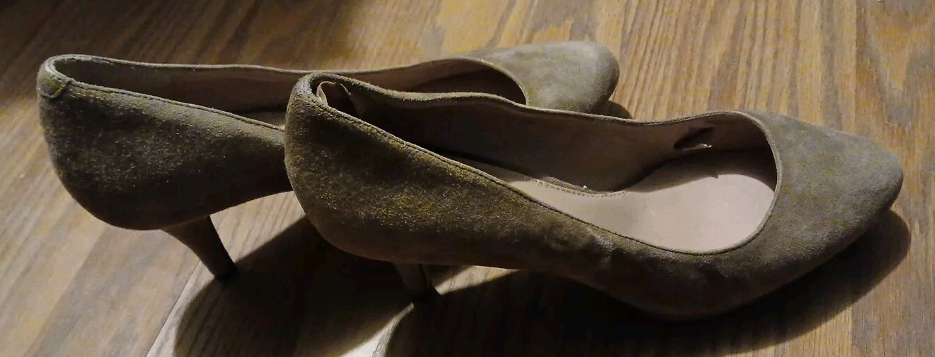 Women’s Size 9.5 M Vince Camuto Beige Suede High Heels- Please See Description