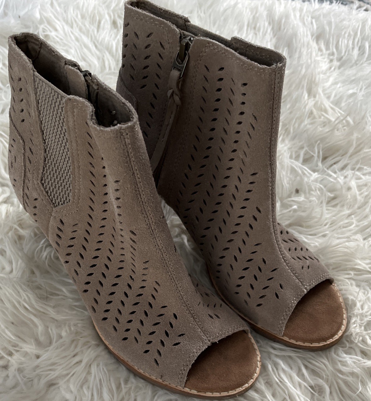 Shoe Bootie Peekaboo Sued Taupe Size6/12 USA Women Beautiful Shoe