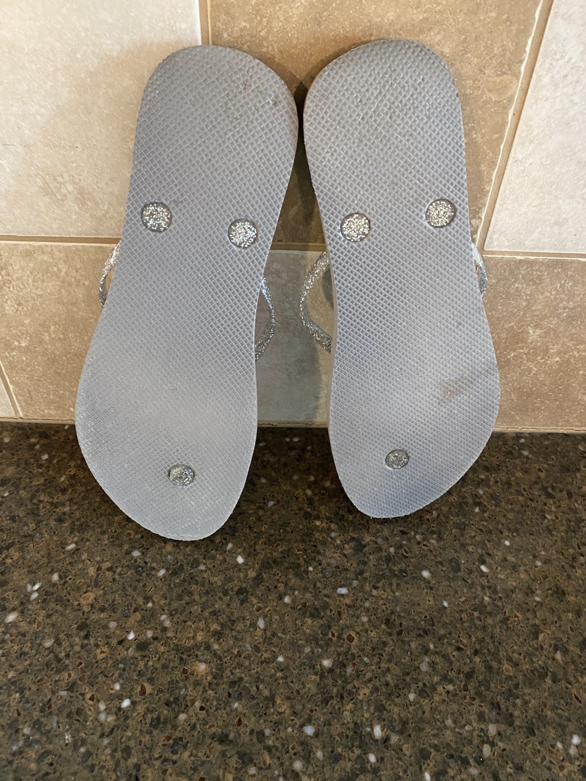 Old Navy size 9 NWOT Grey Gray Flip Flops Sparkle Summertime Cute Wedding