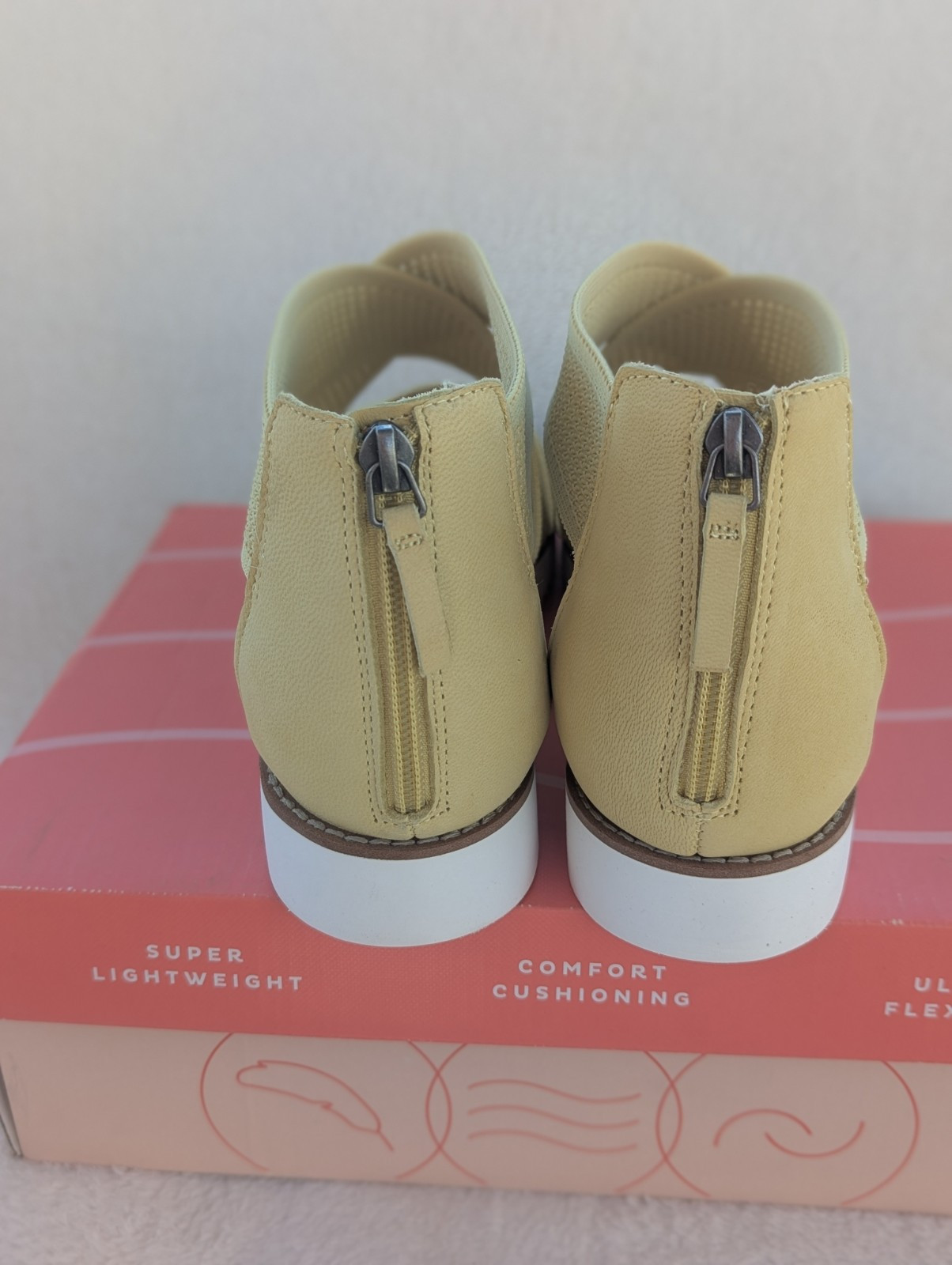 Size 11 Women’s Easy Spirit Wander2 Strappy Zip Up Yellow Comfortable Sandals