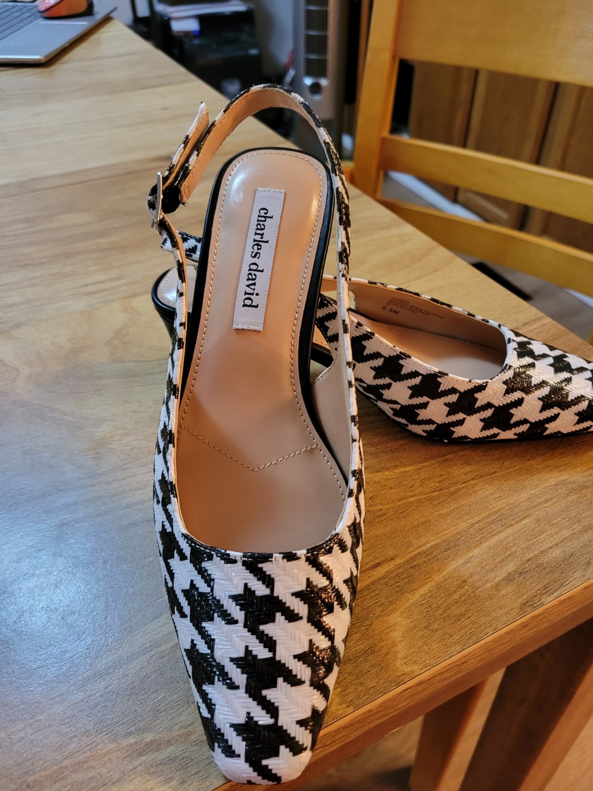 NWOB. Houndtooth Print Shallow Toe Slingback Pumps By Charles David. sz 6.5