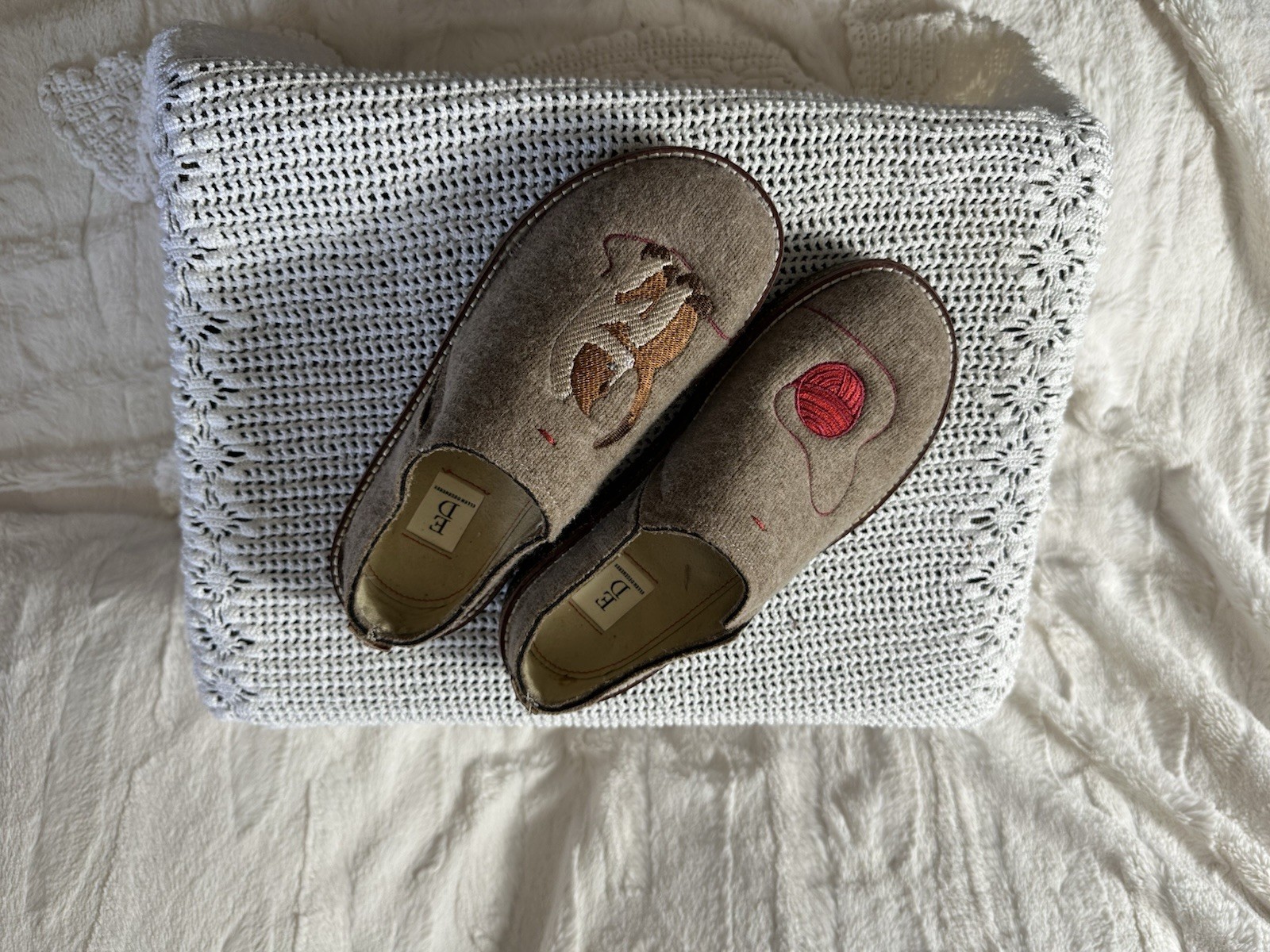 ED Ellen DeGeneres Embroidered Cat Yarn Slip-On Slippers Brown Women’s Size 5.5