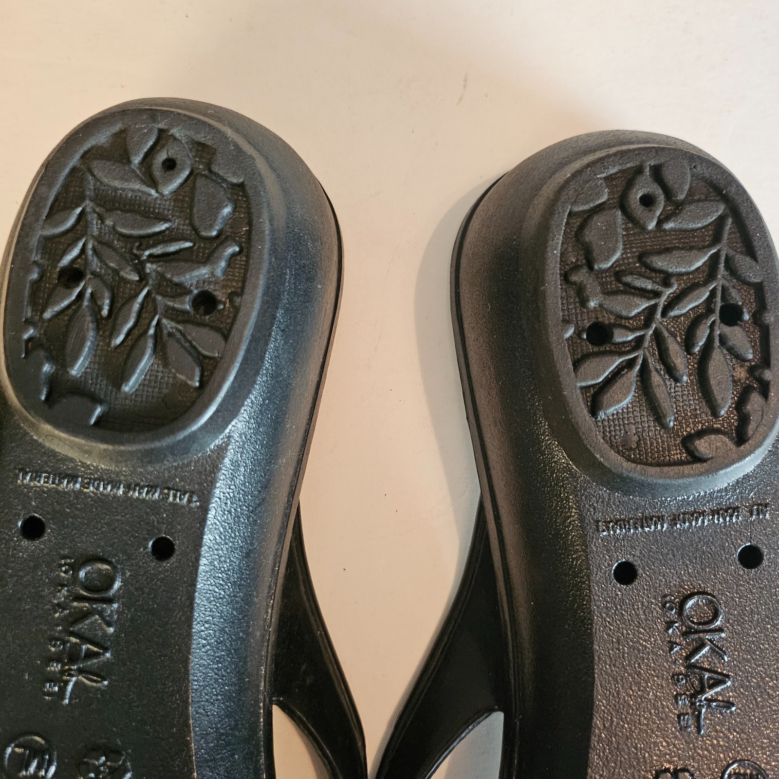 Oka B Womens heeled Black Flip Flop Sandals Size Medium Large with Large Gem
