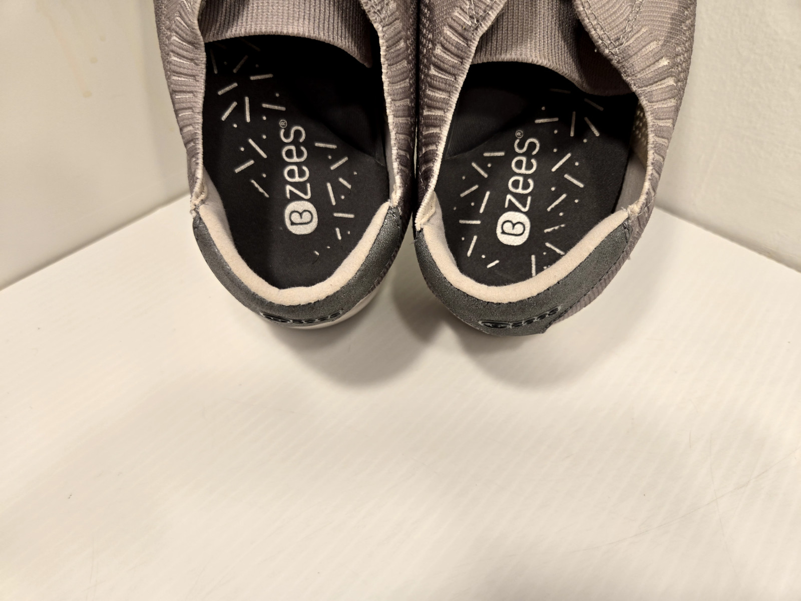 Nice! Womens Stretchy BZEES GOLDEN KNIT Comfort Shoes – Size US 9 M
