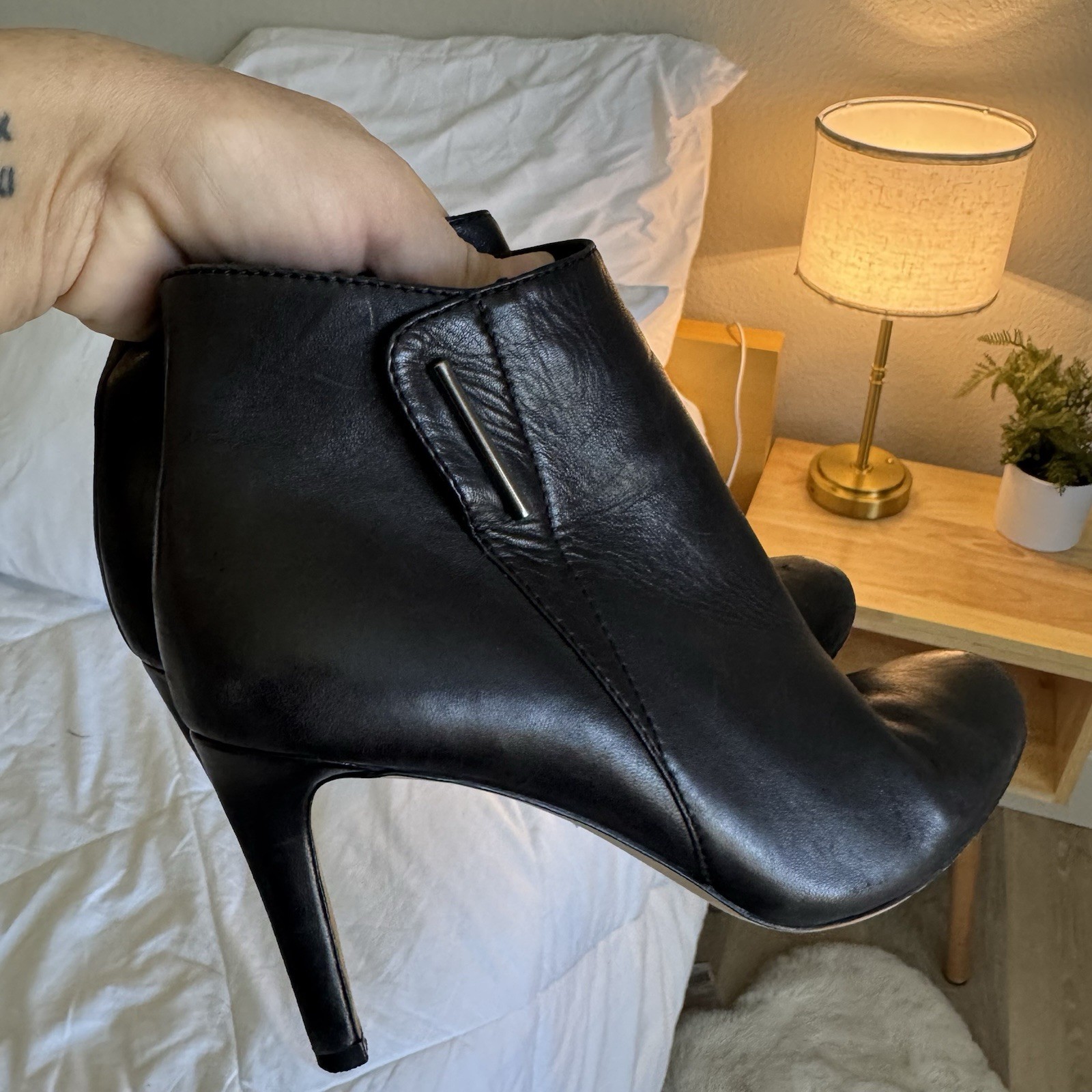 Vince Camuto Women’s Black Leather Ankle Bootie US 6 M Zip Round Toe Stiletto