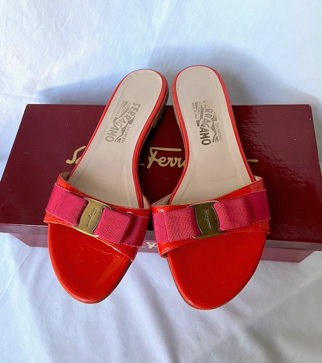 SALVATORE FERRAGAMO Salmon Pink Patent Leather Slides Shoes 8 B Vara Bow Auth