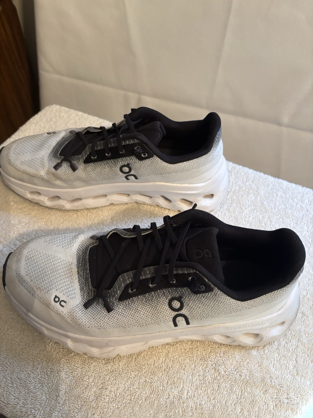 On Running Cloud Women’s Sneakers 8.5 White Black Swiss Engineering Lightweight