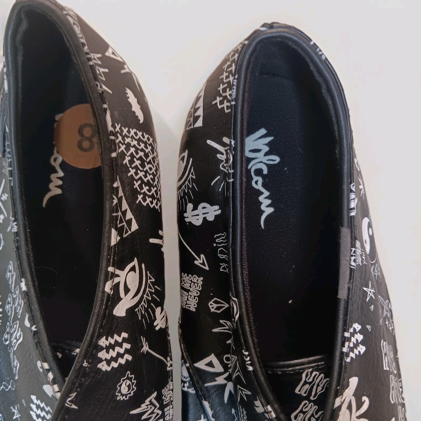 NWOT Volcom Graphic Print Low-Top Sneakers Women Sz 8 Skate Graffiti Fun 🖤🤍🖤