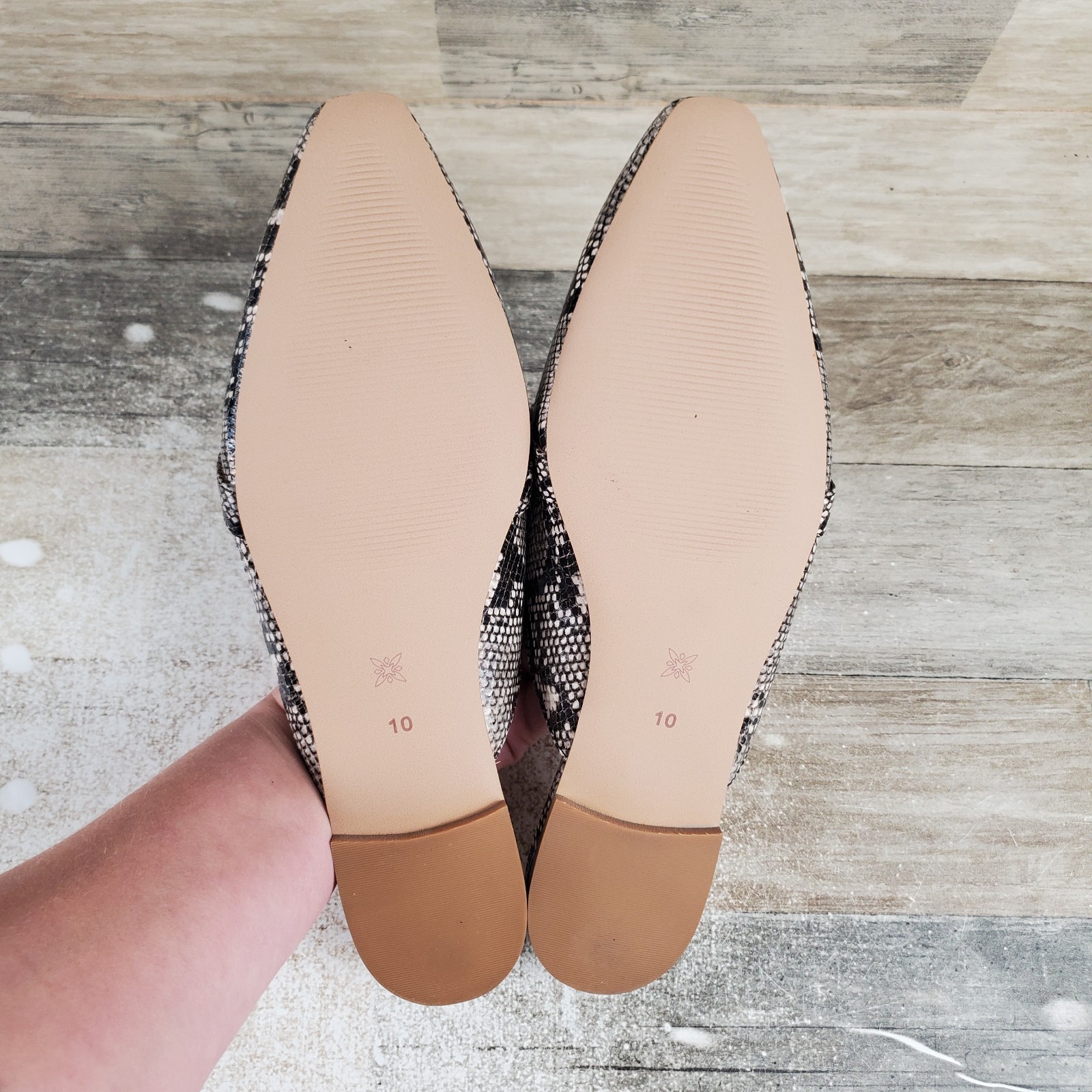 BCBGeneration Tara Womens Mule Flats Sz 10 M Natural Snake Slip On Shoes