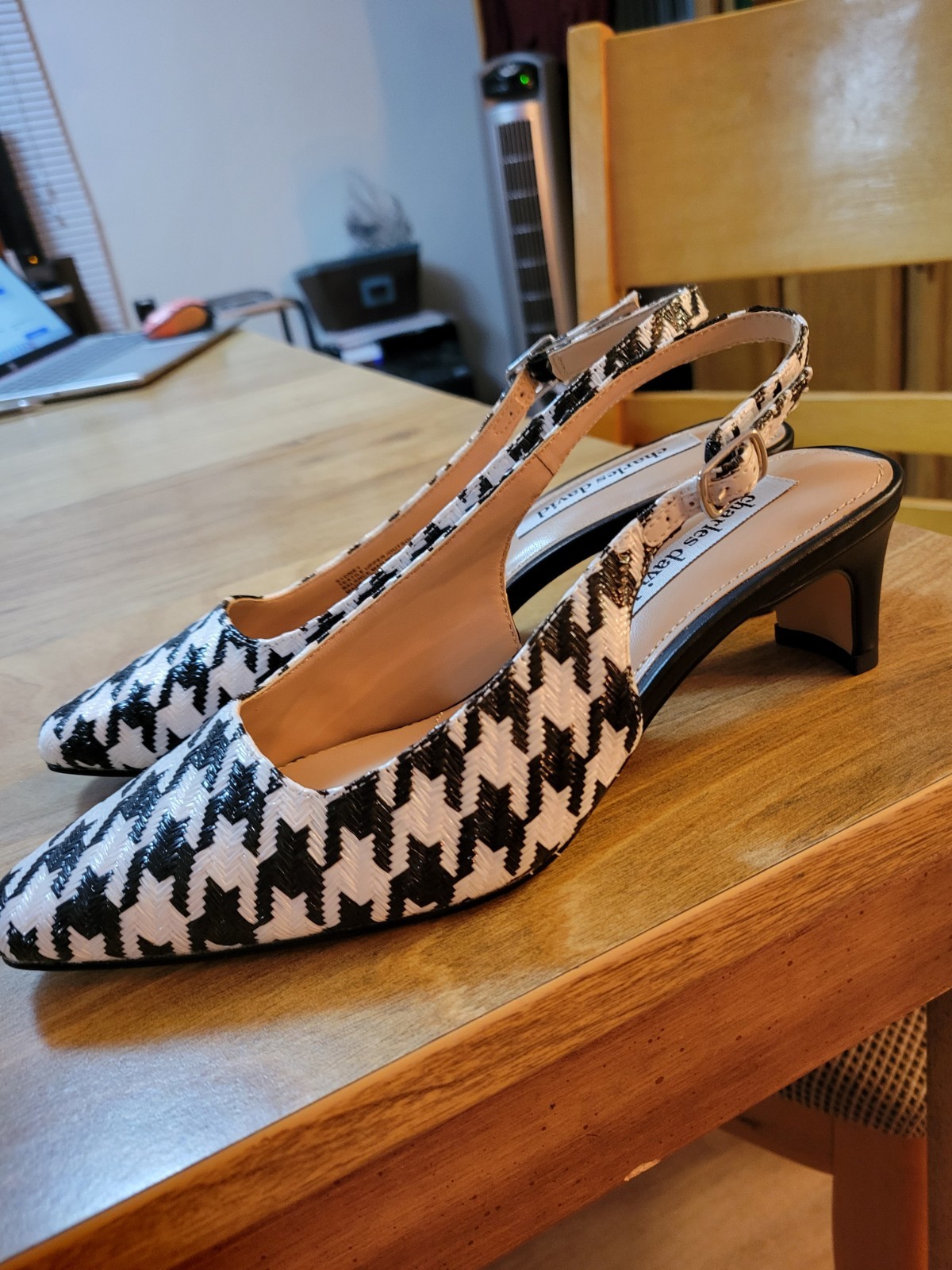 NWOB. Houndtooth Print Shallow Toe Slingback Pumps By Charles David. sz 6.5