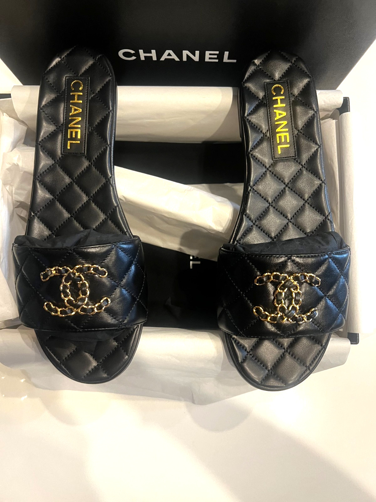 NEW CHANEL CC GOLD CHAIN CHANEL LOGO BLACK QUILTED MULES SANDAL SLIDES SIZE 40.5