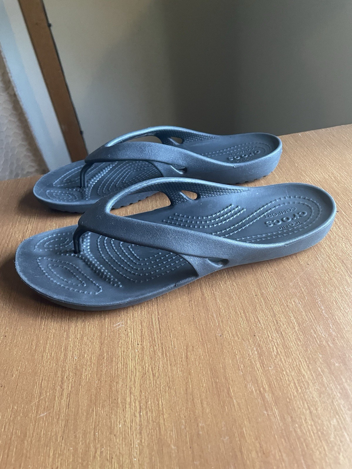 Crocs Women’s Kadee II Iconic Comfort Flip Flop Sandals Black Sz 7 Lightweight