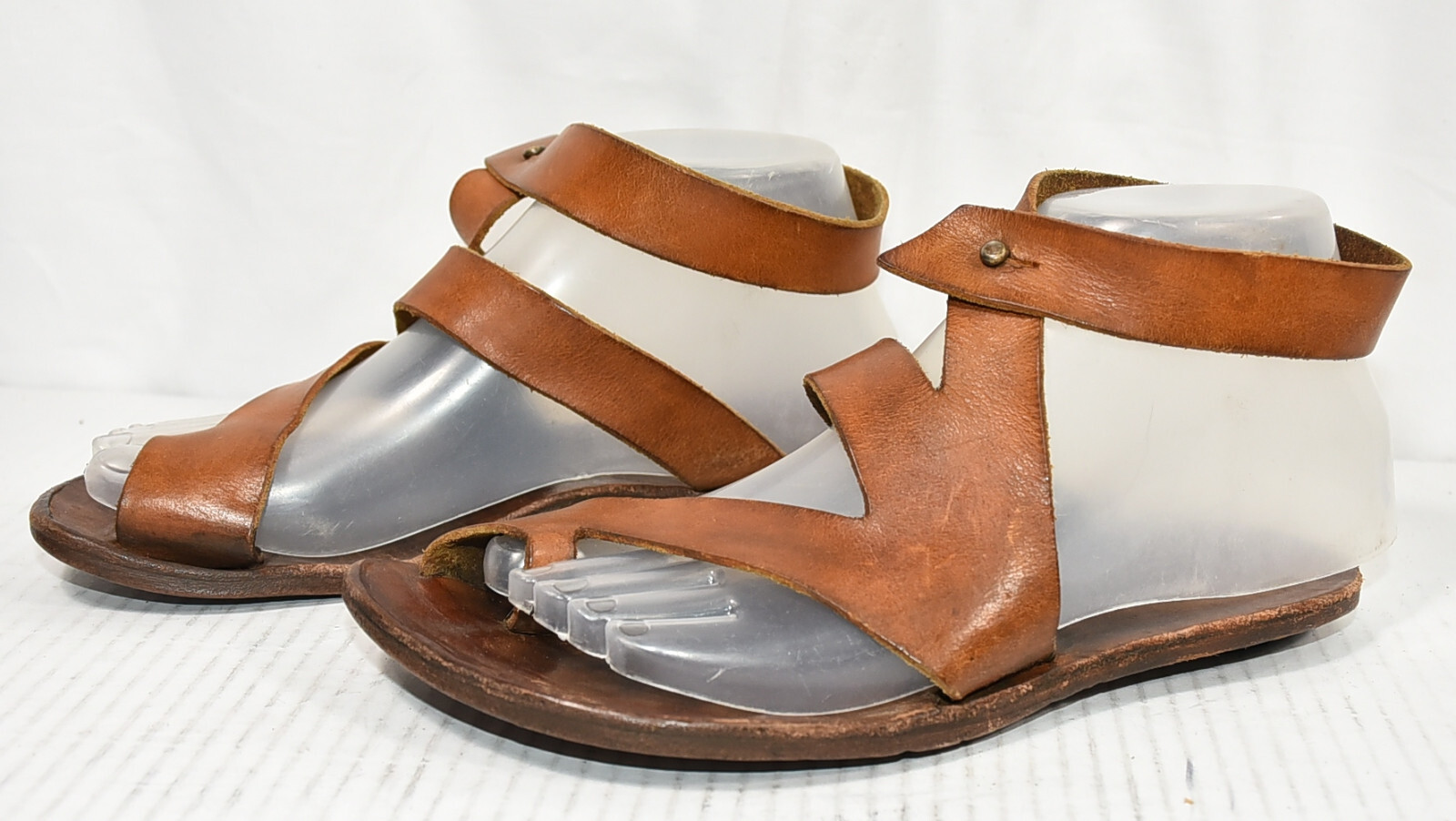 Cydwoq Hand Made in USA Tan Leather Ankle Strap Thong Sandals Womens Sz 36 US 6