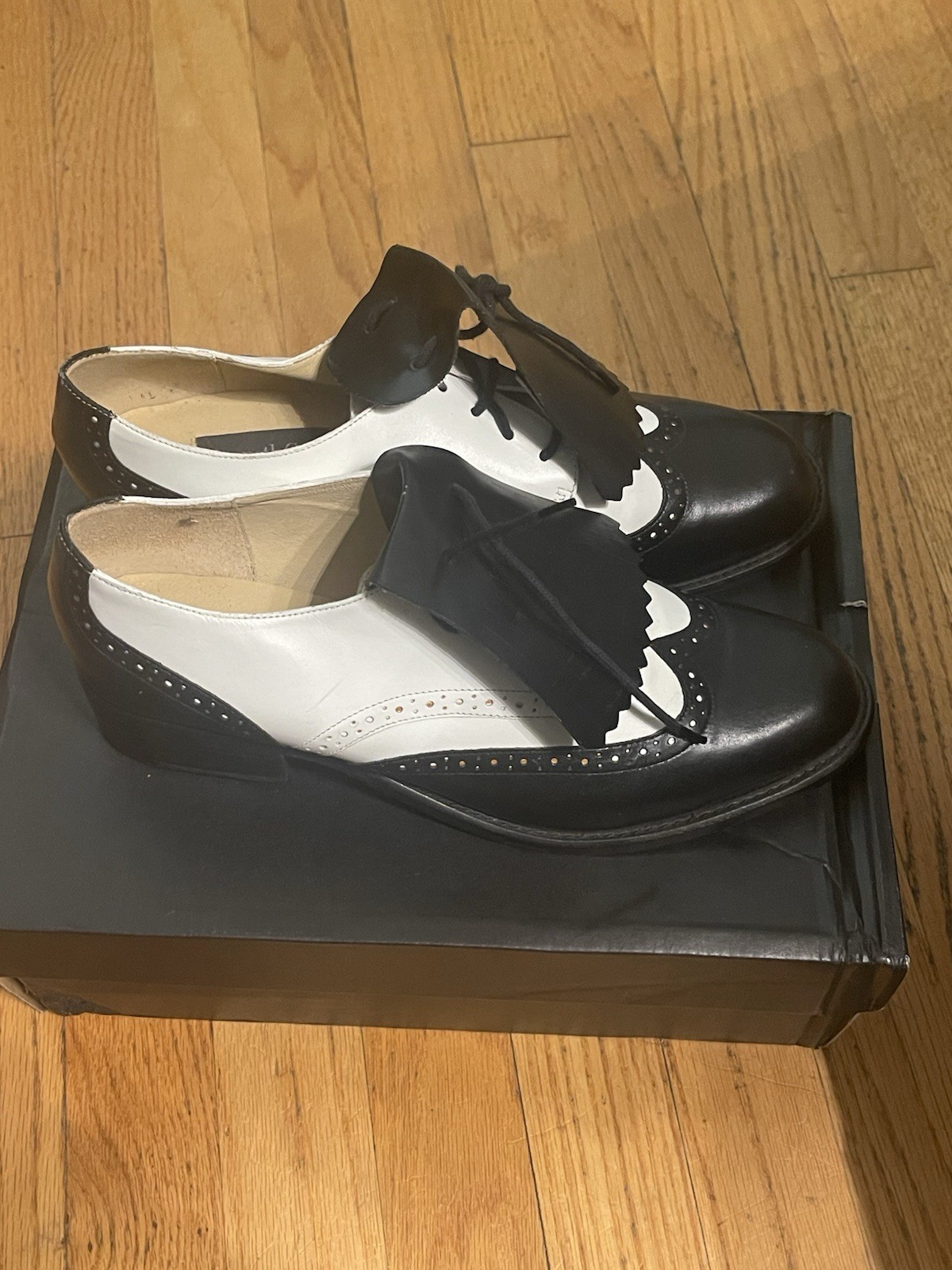 Kenneth Cole Women’s Black/White Leather Wingtip Brogue Oxford Flats 9.5M #181