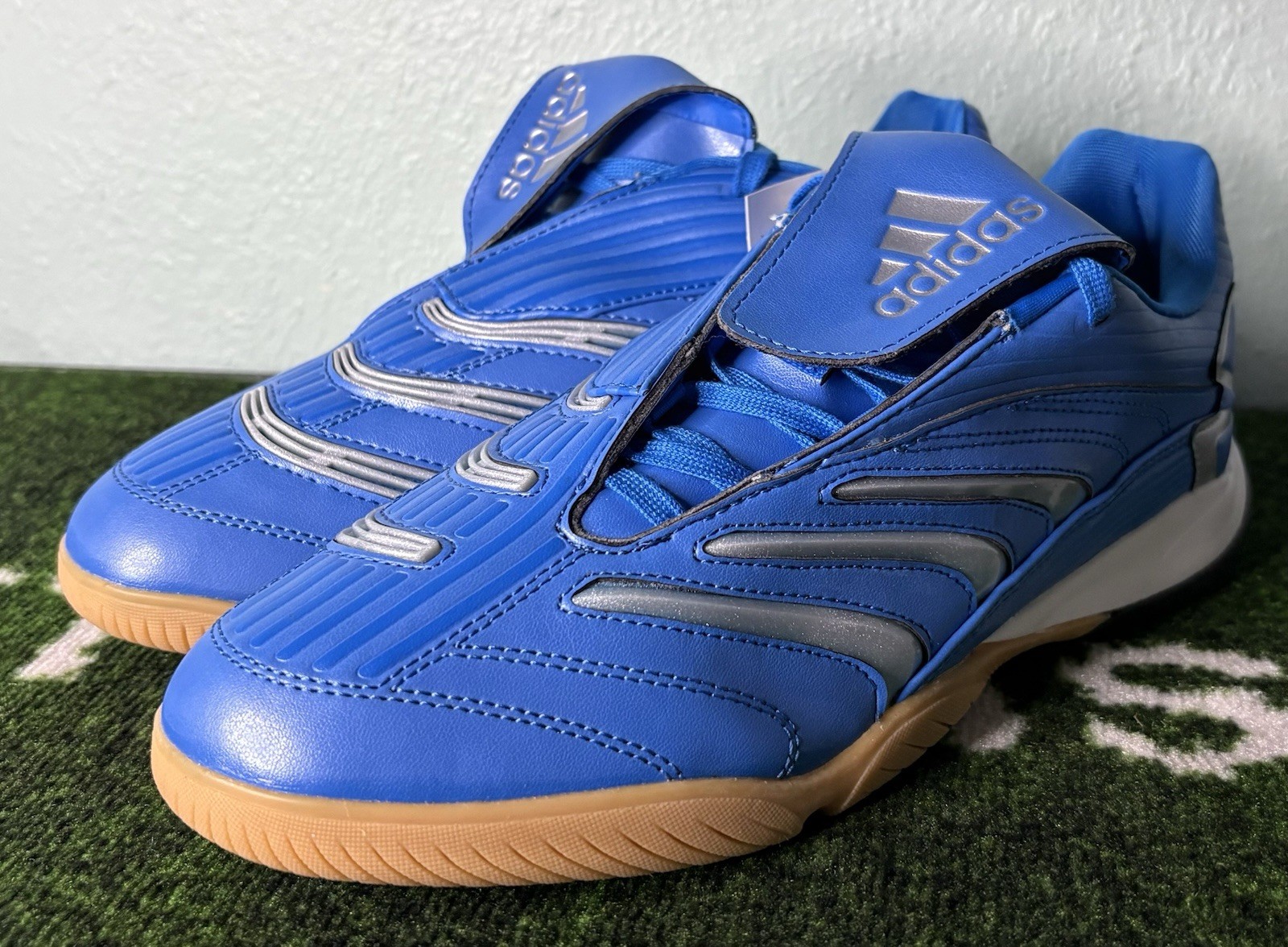 US Women’s 9.5/Men’s 8.5 – Adidas Predator Sala «Blue Silver Metallic Gum»
