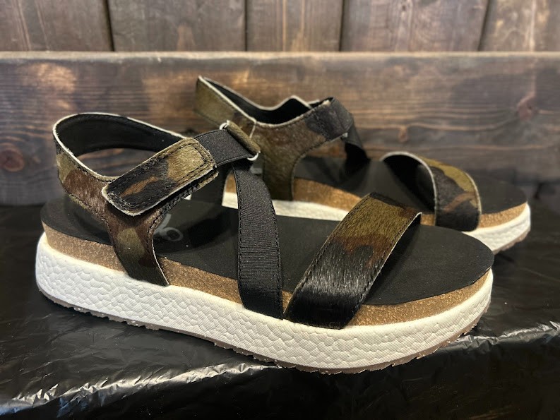 OTBT Sierra In Black Camo Travel Light Sandel