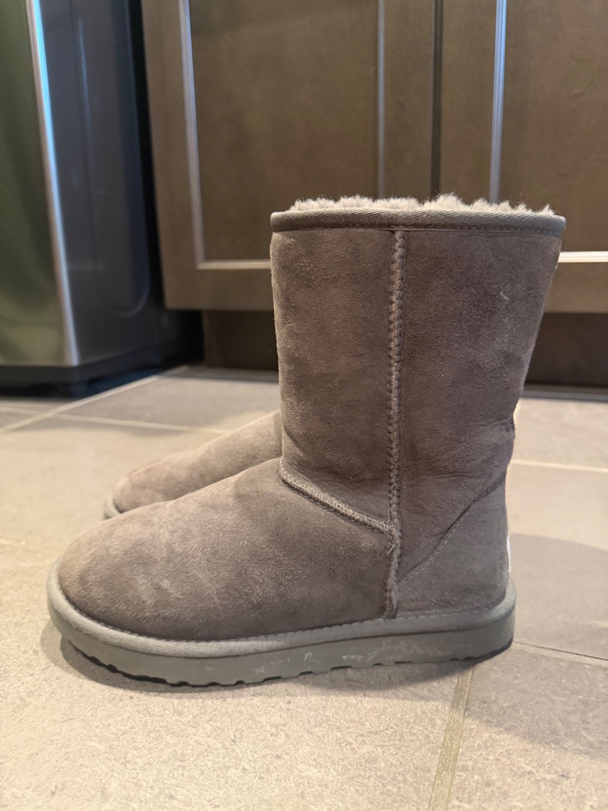 UGG Classic Short II Women’s Boot, Size 7 – Gray (1016223)