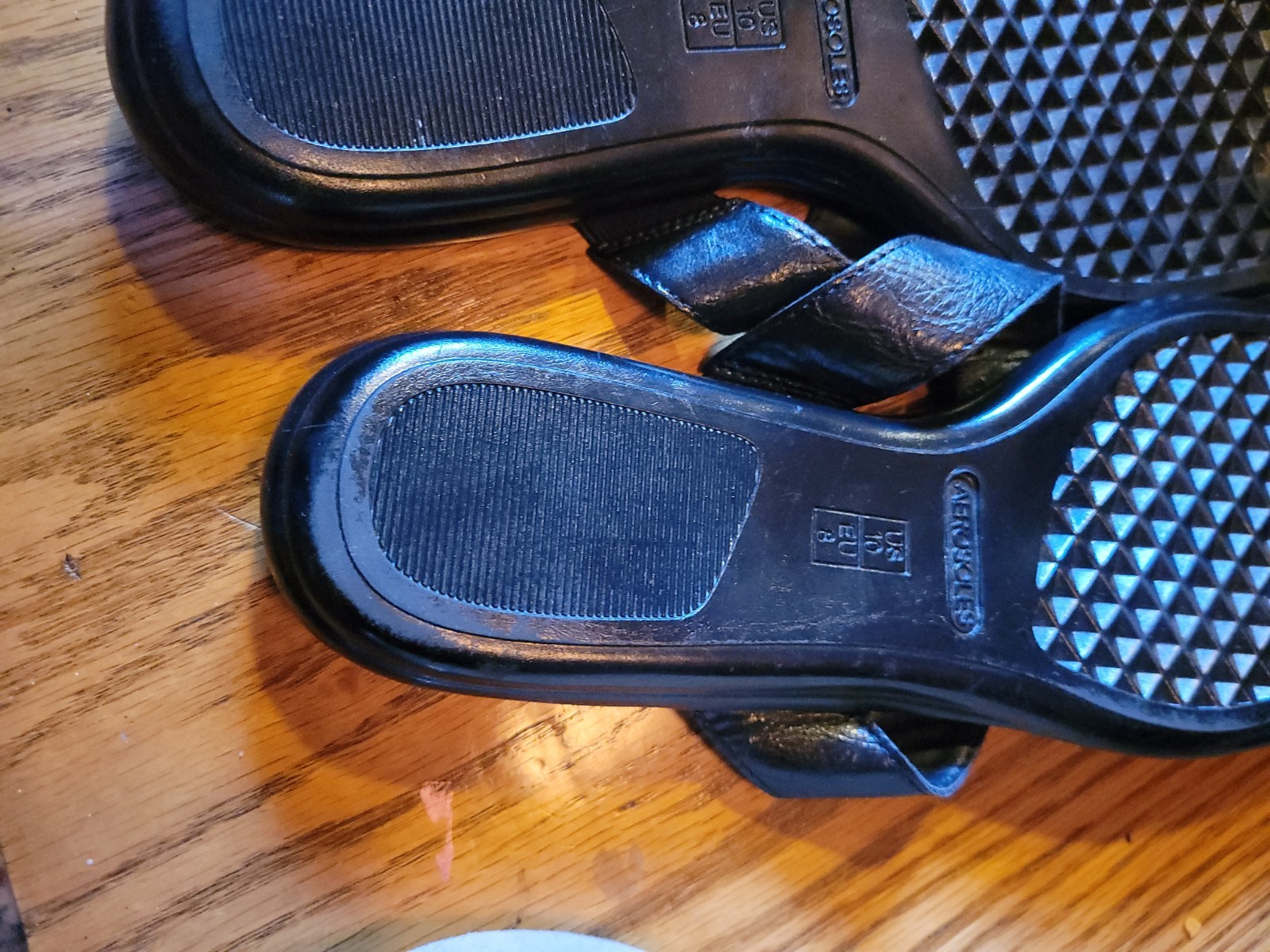 AEROSOLES Flip Flops size 10 M black with silvertone all man made materials