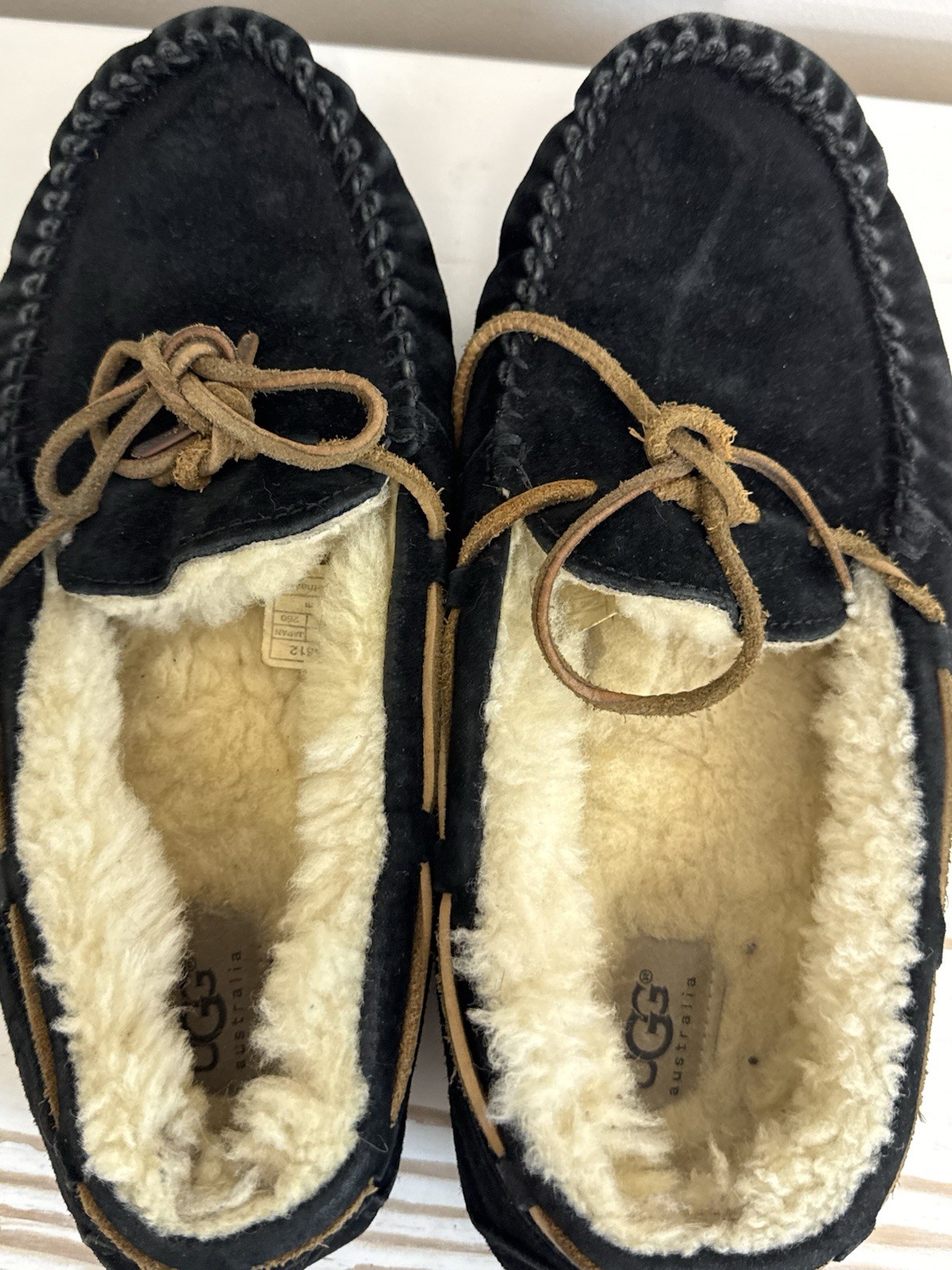 UGG Australia Dakota 5612 Black Suede Shearling Moccasin Slippers Women’s Size 9