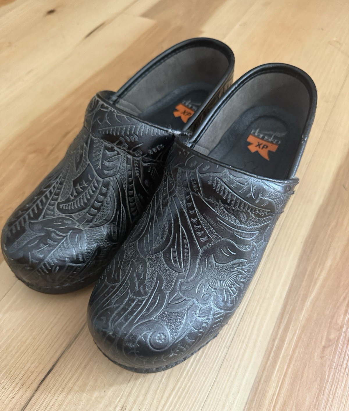 Dansko XP Black Floral Tooled Leather Slip-On Clogs Womens US 8.5 EU39 nursing