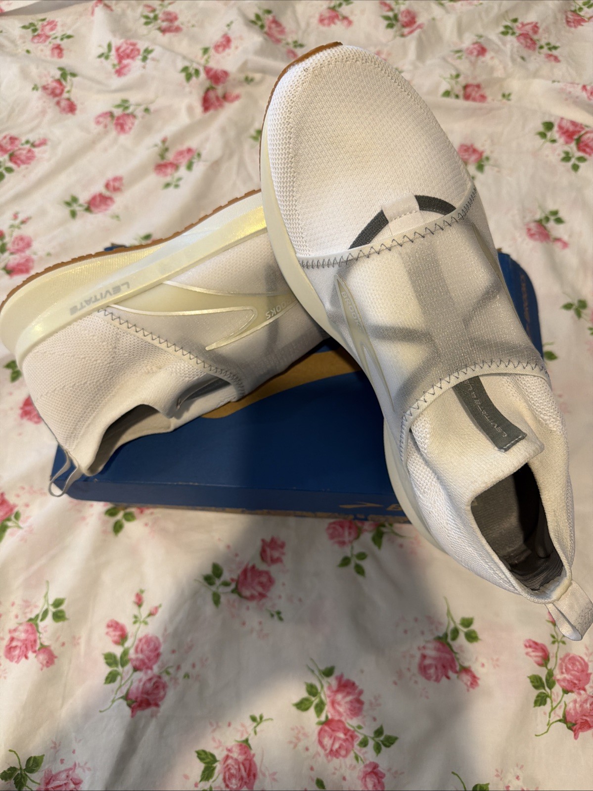 Brooks Levitate 4 LE Womens 10 White Silver Athletic Running Shoes Sneakers 41