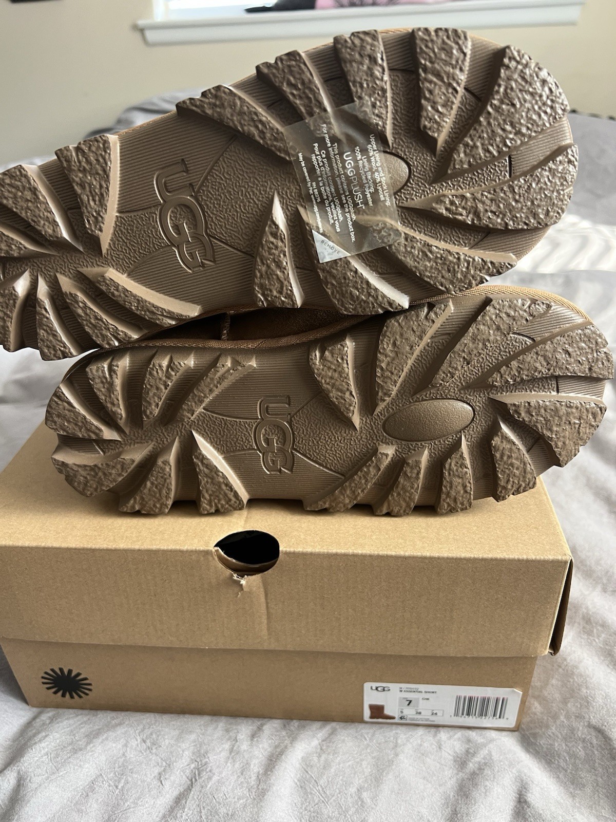 UGG W Essential Short Chestnut Suede Snow Boots Women’s Size 7 Rubber Sole
