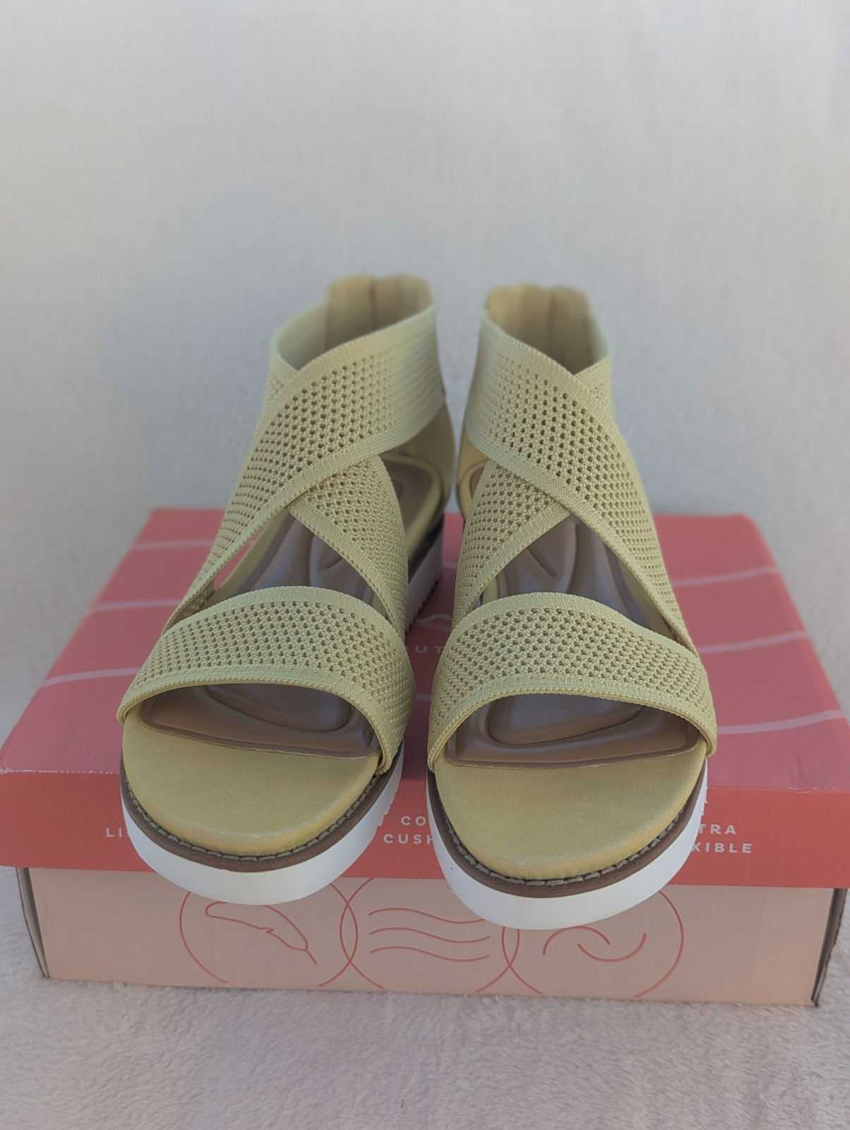 Size 11 Women’s Easy Spirit Wander2 Strappy Zip Up Yellow Comfortable Sandals