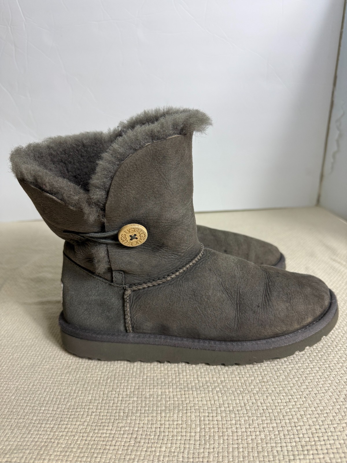 UGG Australia Bailey Button Gray Sheepskin Winter Boots Women’s Size 6