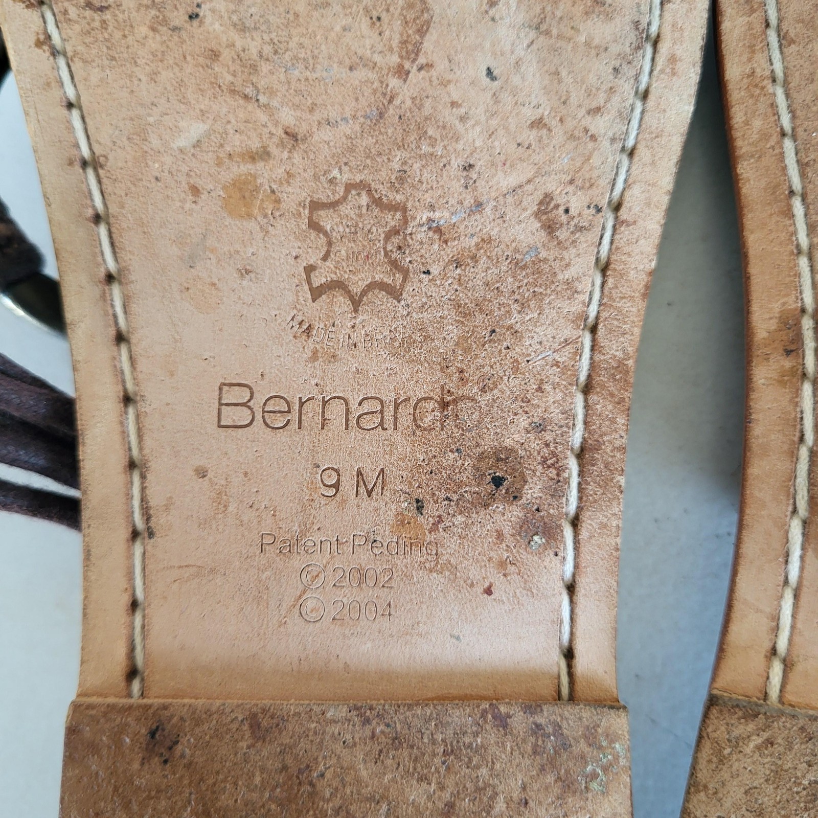 Vintage Bernardo Sandals Womens Size 9 Brown Leather Thong Medallion Slip On