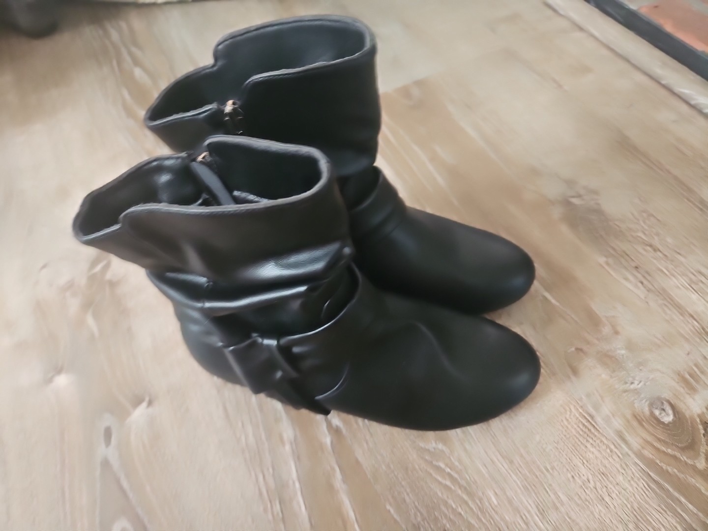 Vepose New York Women’s size 6 zip side Strappy booties *NWT* Weather Resistant