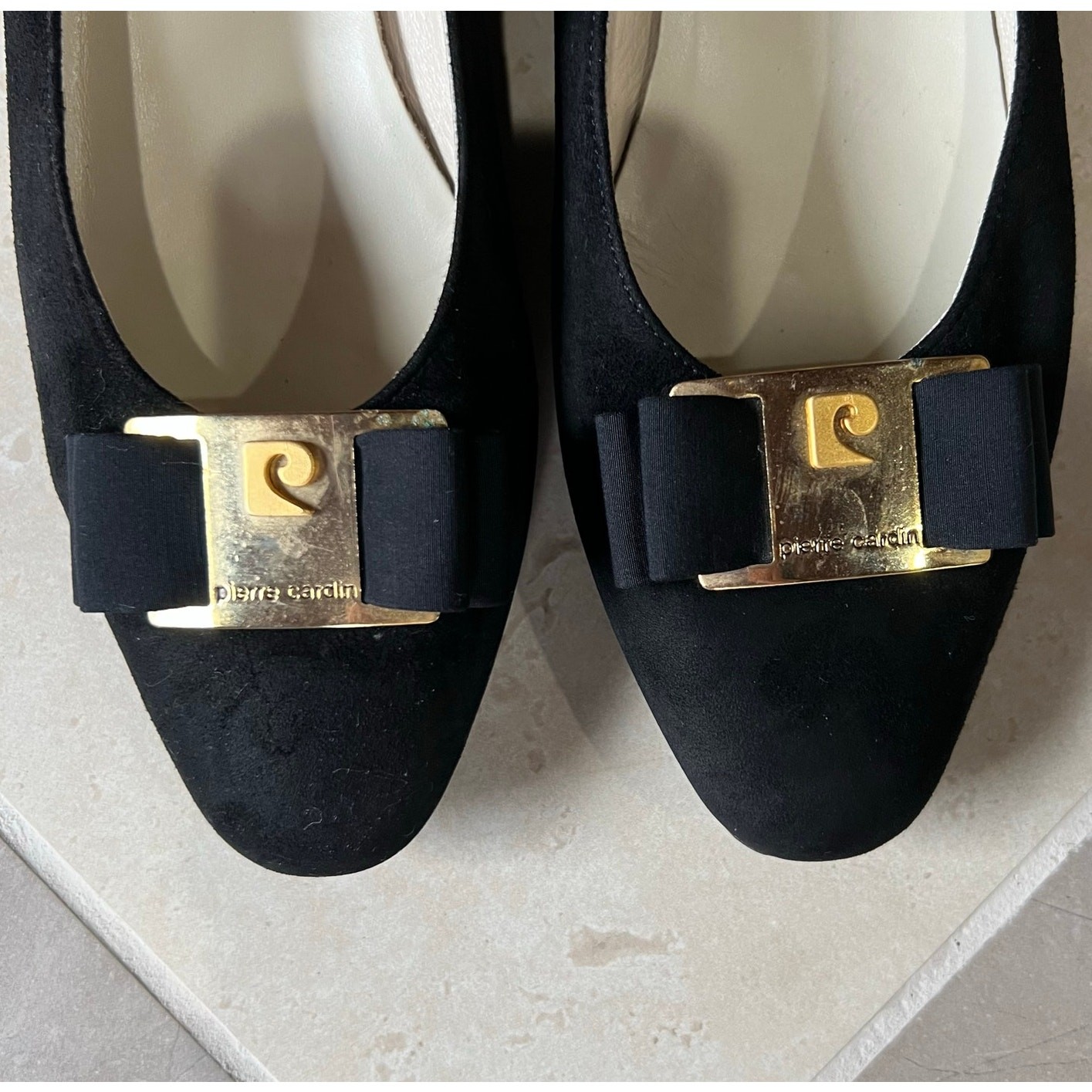 Vintage 90s Pierre Cardin Black Suede Bow Pump Gold Logo Made in Italy US 7
