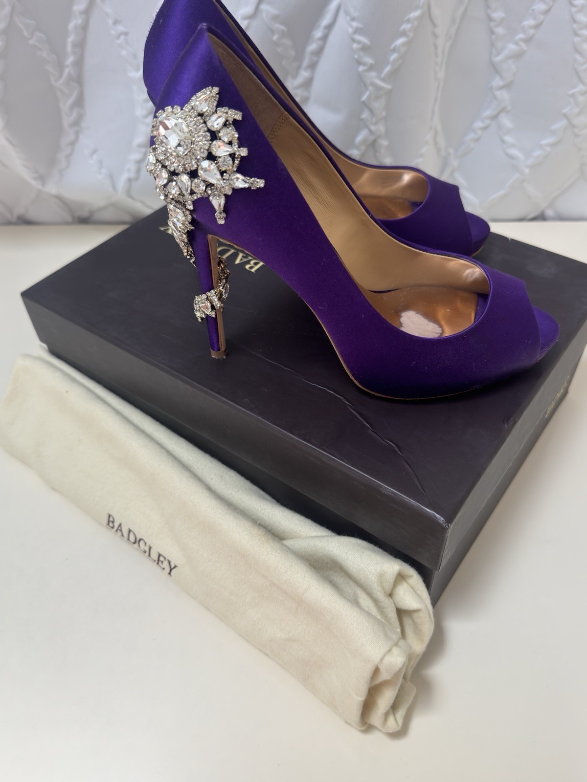 Badgley Mischka Royal Crystal Embellished Satin Heels Size 7 ( Worn Once Only )