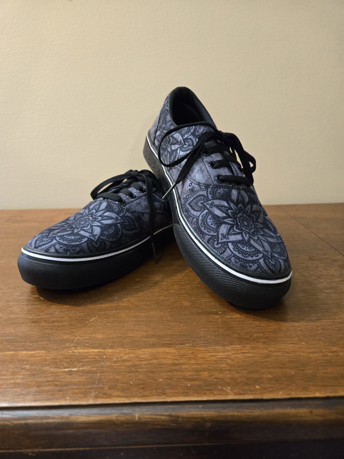 Women’s Yes We Vibe Shoes Grey Boho Mandala Black Sole US 9 EU40 Street Vibe New